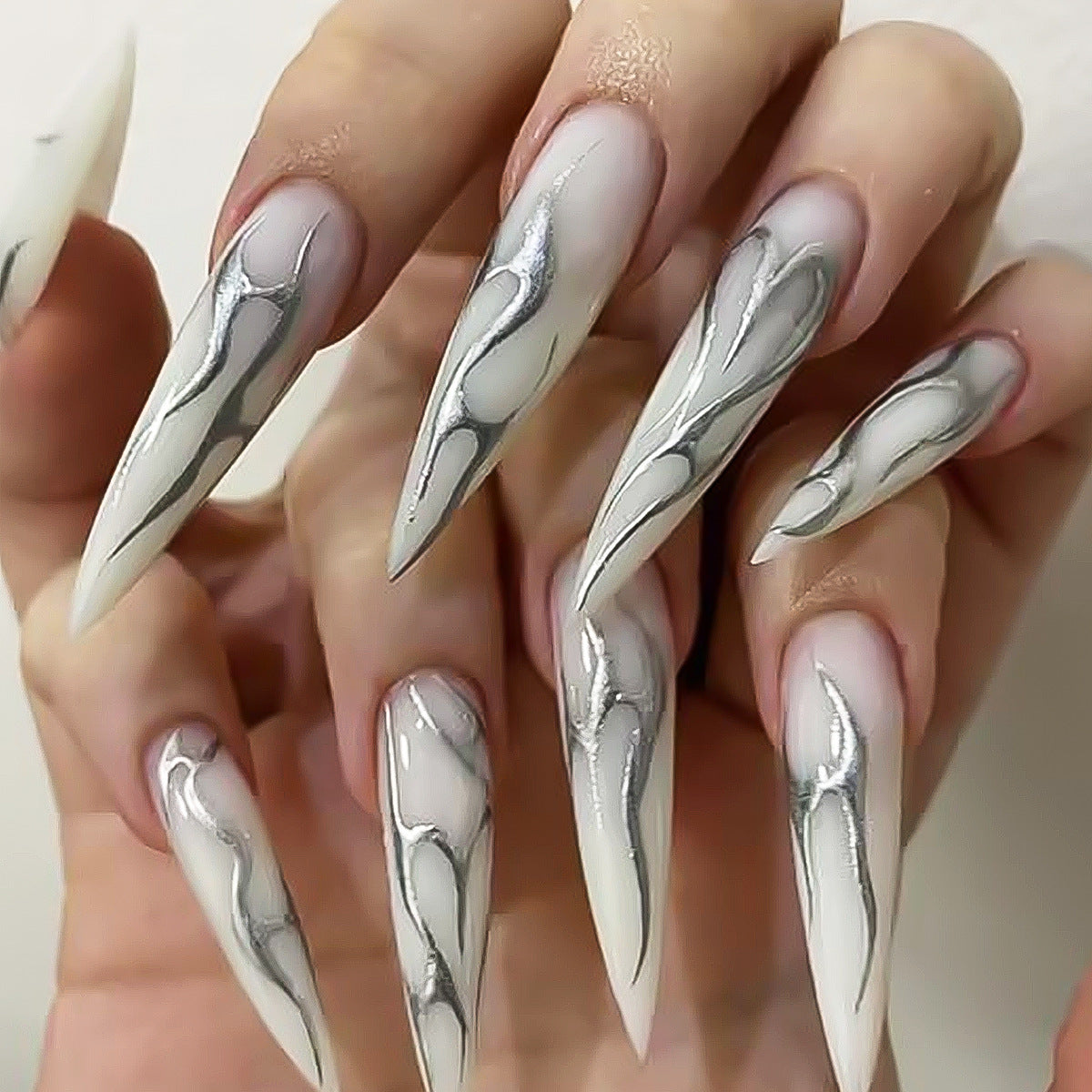 Faux ongles portables au style européen et américain, conçus avec des motifs multicolores