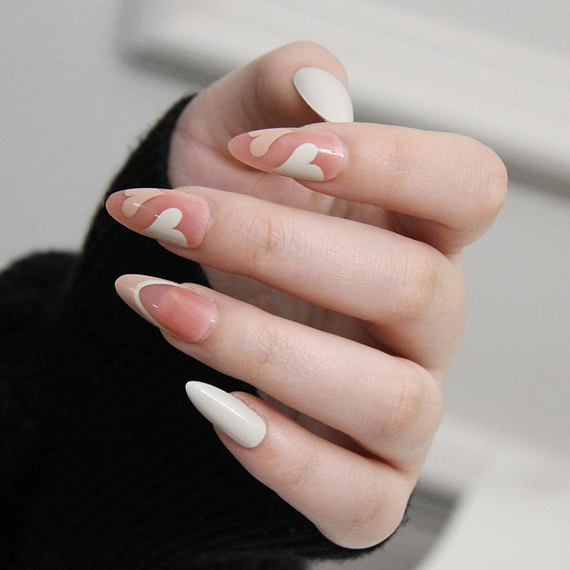 Uñas de manicura francesa con purpurina sencilla, suave y tierna
