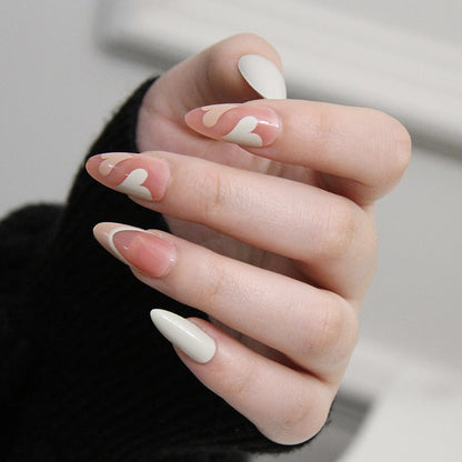 Uñas de manicura francesa con purpurina sencilla, suave y tierna