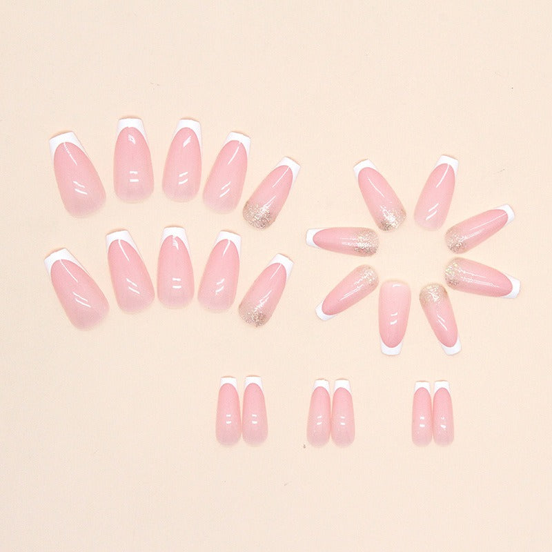 Uñas de manicura francesa con purpurina sencilla, suave y tierna