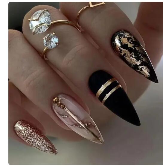 Uñas de manicura francesa con purpurina sencilla, suave y tierna