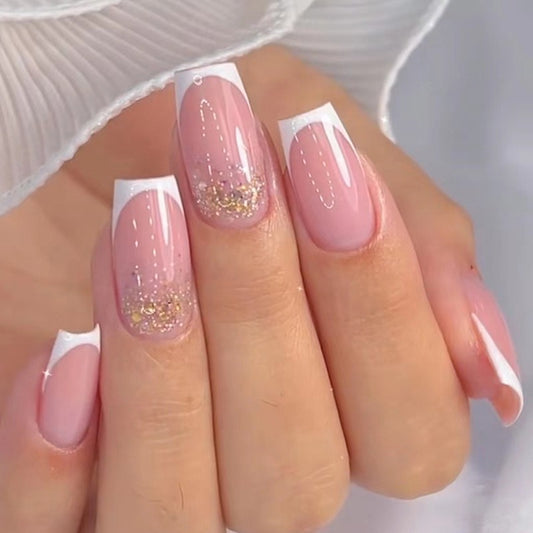 Uñas de manicura francesa con purpurina sencilla, suave y tierna