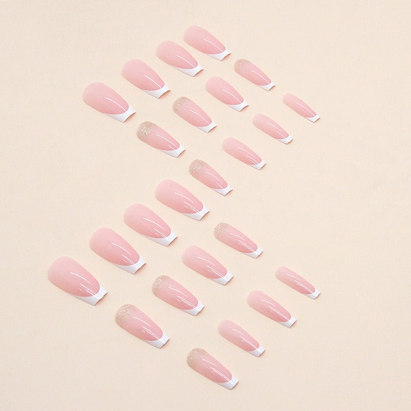 Uñas de manicura francesa con purpurina sencilla, suave y tierna