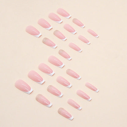 Uñas de manicura francesa con purpurina sencilla, suave y tierna
